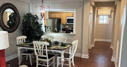 2-bedroom villa in soothing Williamsburg with AC and fitness room and pool