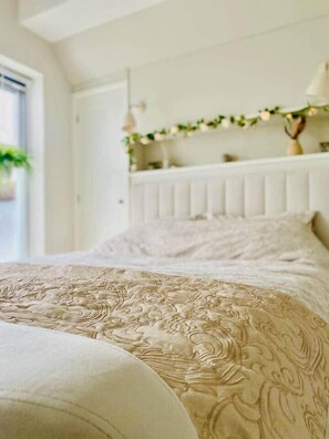 3 bedrooms, iron/ironing board, free WiFi, bed sheets - Sun Set House with Hot Tub (Witchford)