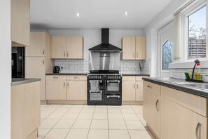 Fridge, microwave, oven, stovetop - The Vibe & Play Manchester Hangout (Manchester)
