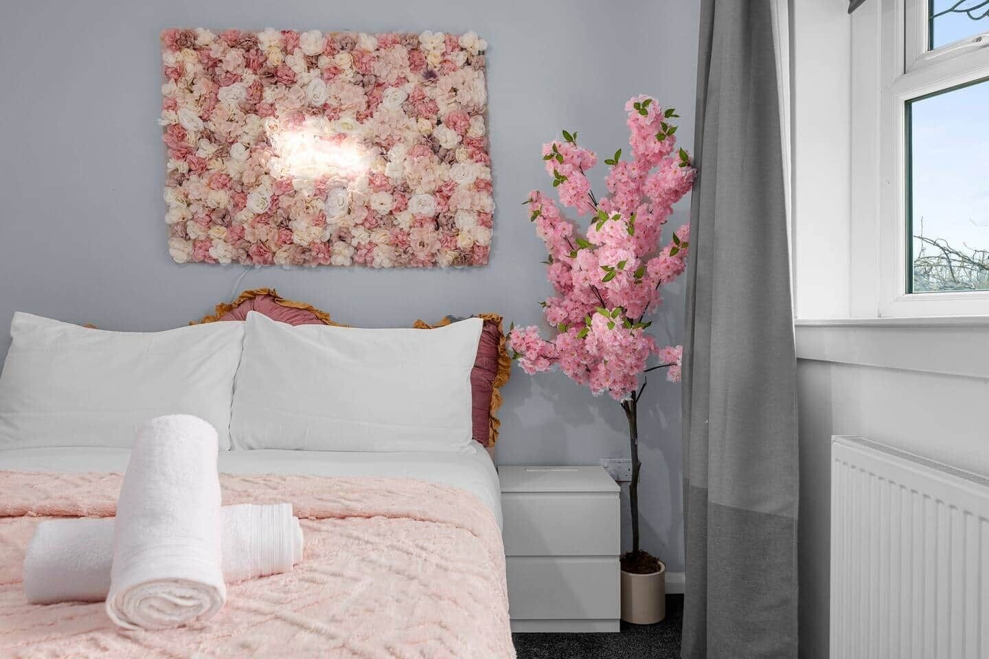 3 bedrooms, desk, WiFi (free), bed sheets