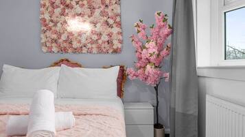 3 bedrooms, desk, WiFi (free), bed sheets
