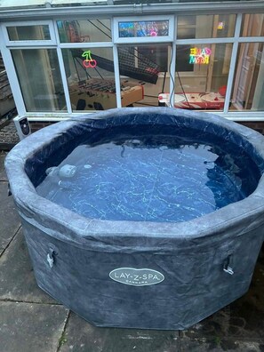 Outdoor spa tub - The Vibe & Play Manchester Hangout (Manchester)