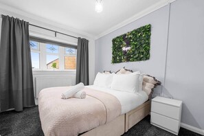 3 bedrooms, desk, free WiFi, bed sheets - The Vibe & Play Manchester Hangout (Manchester)