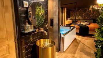 Tabla de planchar con plancha, internet y ropa de cama