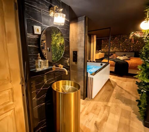 Romantic private spa chalet with jacuzzi, sauna & cinema - Normandie Luxe