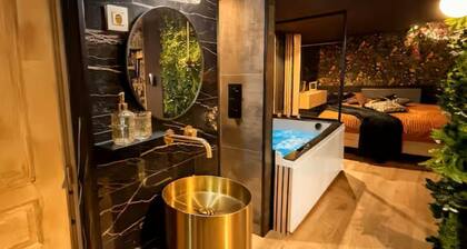 Romantic private spa chalet with jacuzzi, sauna & cinema - Normandie Luxe