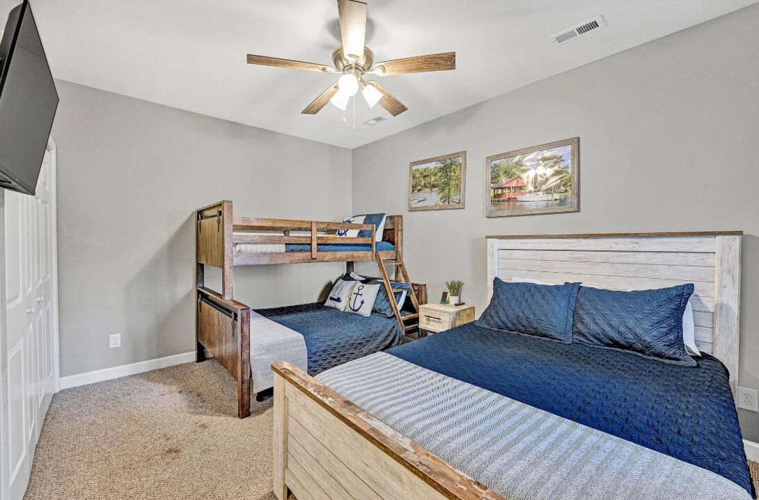 Tabla de planchar con plancha, wifi gratis y ropa de cama 