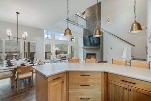 Dining - New & Lux: Hottub, Sauna + Mt Views - Otter Run #4 (Gatlinburg)