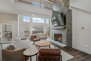 Smart TV, fireplace, video games, offices - New & Lux: Hottub, Sauna + Mt Views - Otter Run #4 (Gatlinburg)