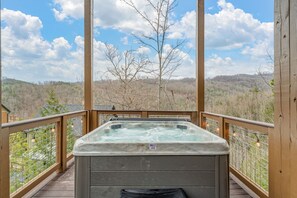 Outdoor spa tub - New & Lux: Hottub, Sauna + Mt Views - Otter Run #4 (Gatlinburg)
