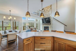 Dining - Luxury Home w/ Hot Tub & Mt Views - Otter Run #2 (Gatlinburg)