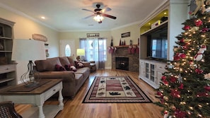 TV, fireplace, offices - Great Location, Sleeps 8, Near Parkway, Hot Tub (Sevierville)