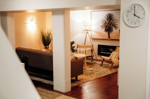 Relaxing 1BR Queen Retreat with Fireplace & Parking