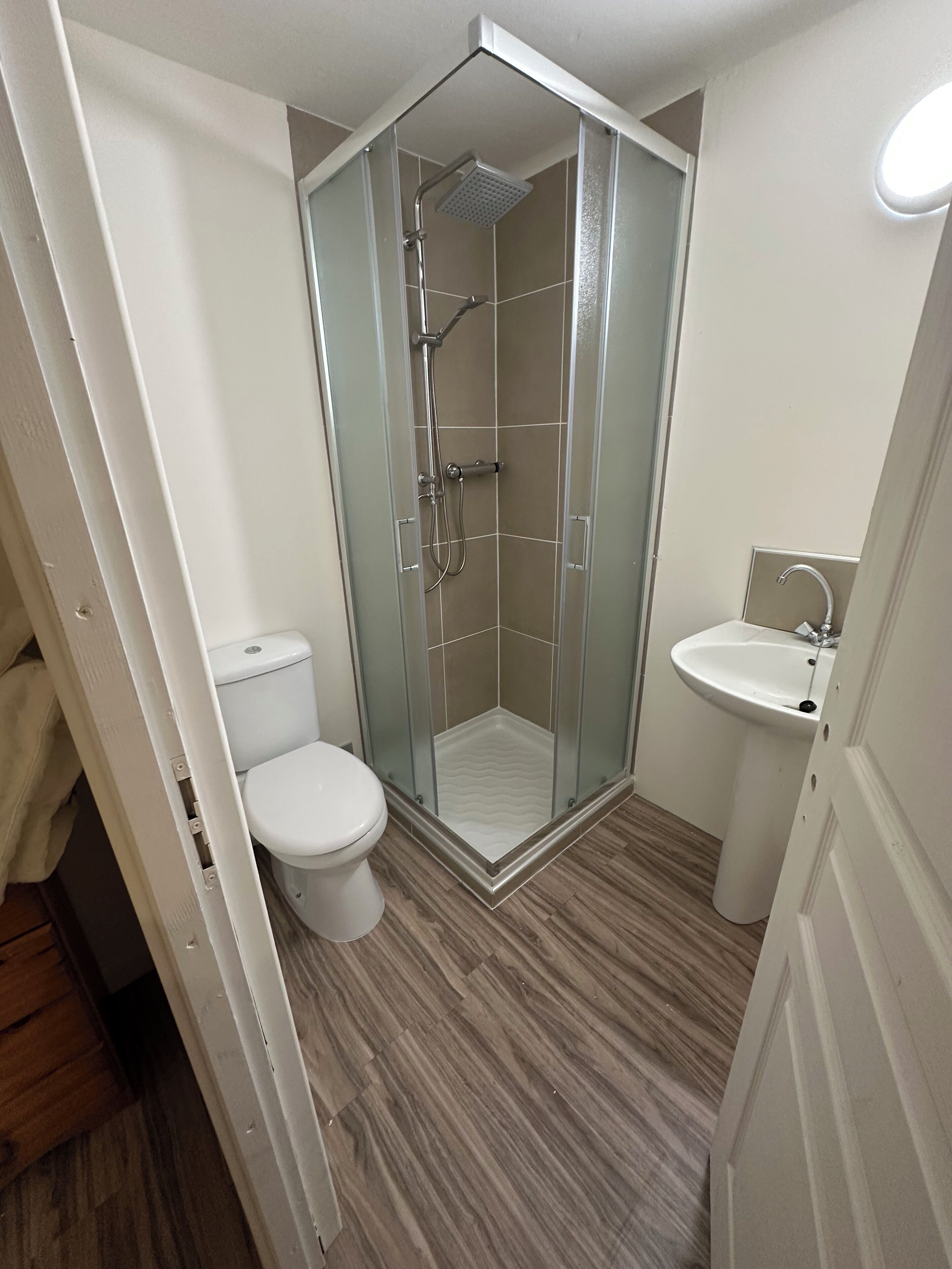 シャワー、ヘアドライヤー、タオル、トイレットペーパー