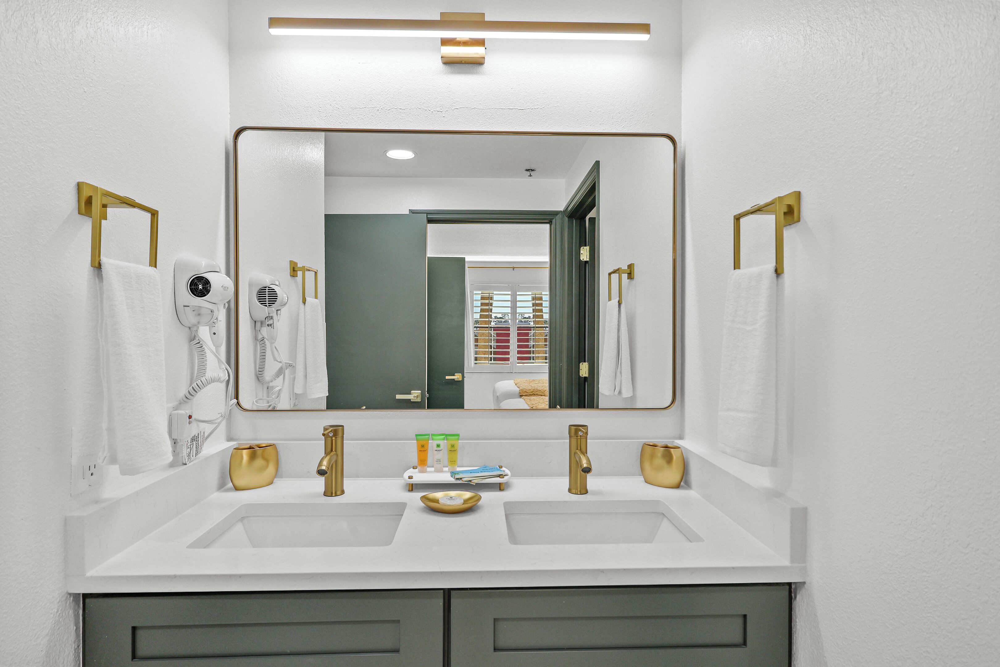 Sèche-cheveux, serviettes fournies, savon, papier toilette