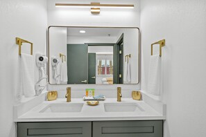 Sèche-cheveux, serviettes fournies, savon, papier toilette