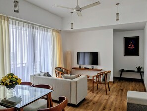 Living area - 3-bedroom apartment in peaceful Colombo with AC, gym and pool access (Colombo)