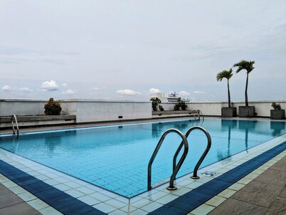 3-bedroom apartment in peaceful Colombo with AC, gym and pool access