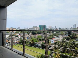 Property grounds - 3-bedroom apartment in peaceful Colombo with AC, gym and pool access (Colombo)