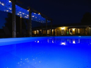 Een seizoensgebonden buitenzwembad