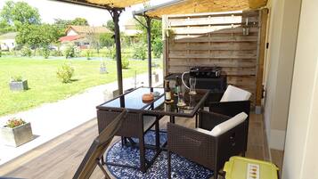 Deluxe Studio, Pool View | Outdoor dining