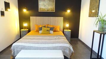 Estudio Deluxe, vista al jardín | Cortinas blackout, insonorización y tabla de planchar con plancha