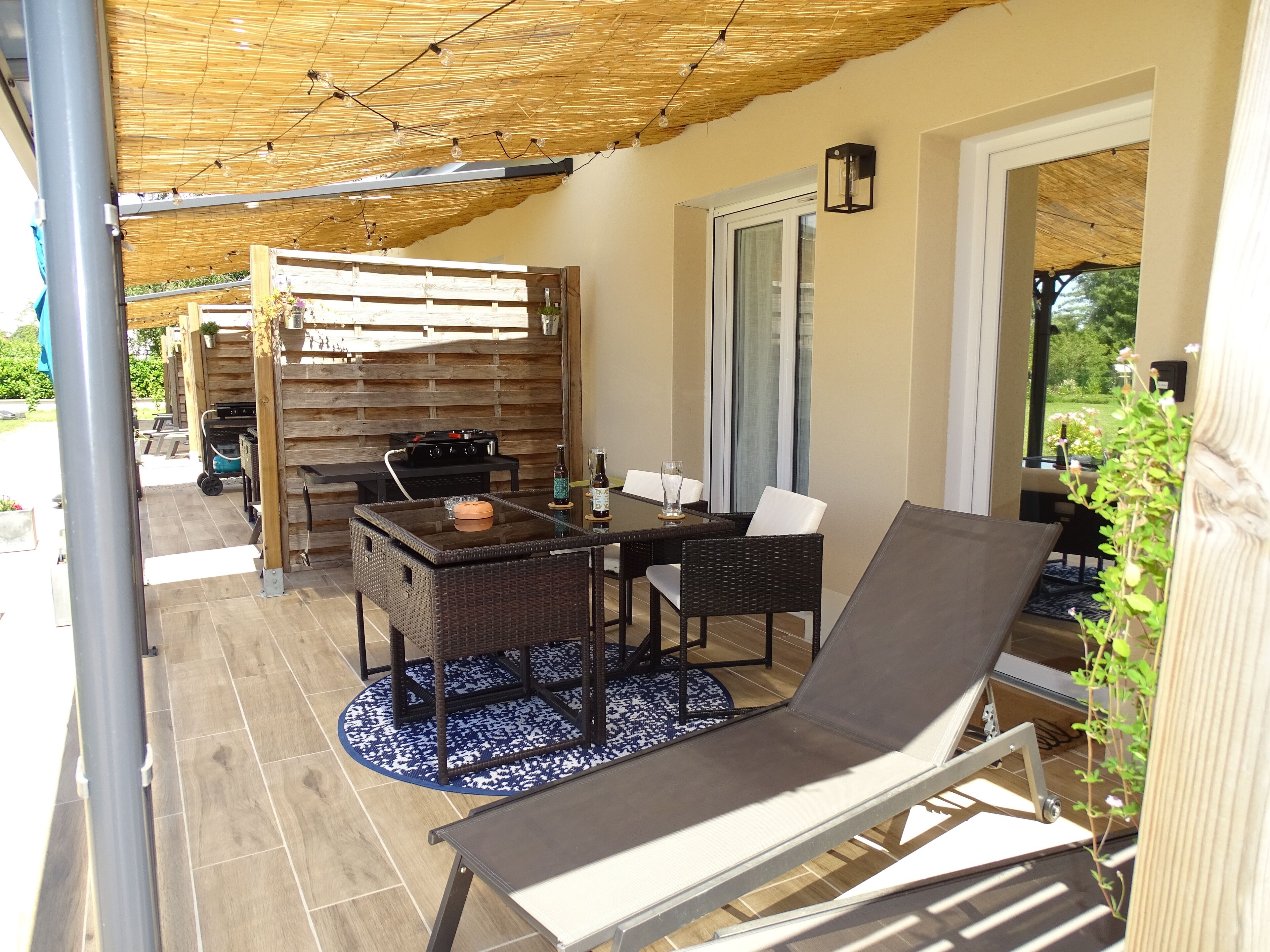 Estudio Deluxe, vista a la alberca | Restaurante al aire libre