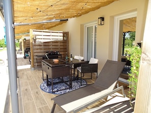 Studio Deluxe, vue piscine | Restauration extérieure