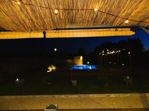 Una piscina al aire libre de temporada