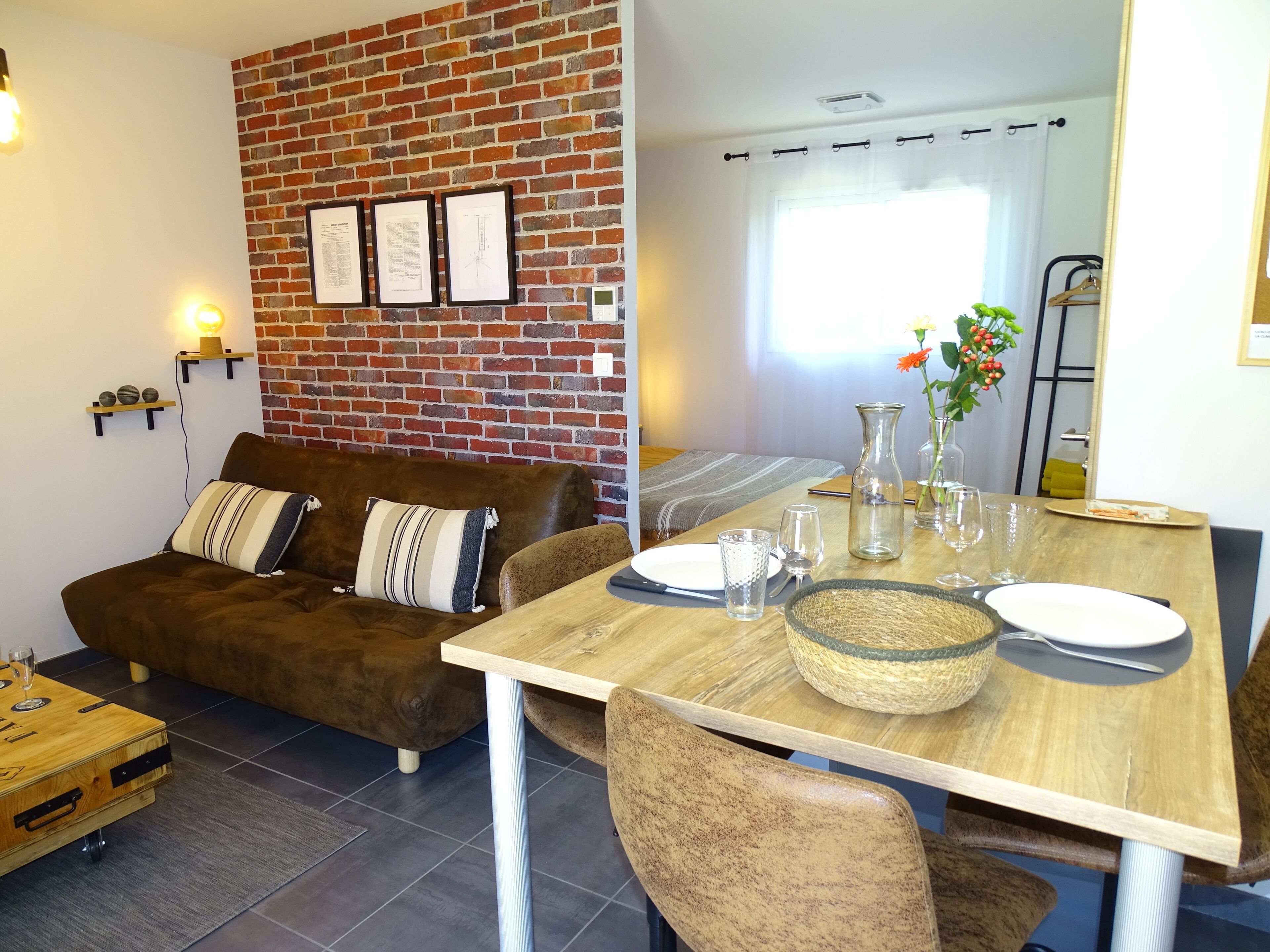 Deluxe Studio, Pool View | Dining