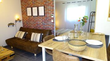 Deluxe Studio, Pool View | Dining