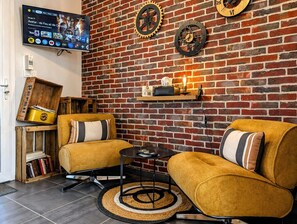 Deluxe Studio, Garden View | Ruang tamu | 32 inci televisyen skrin rata dengan digital 