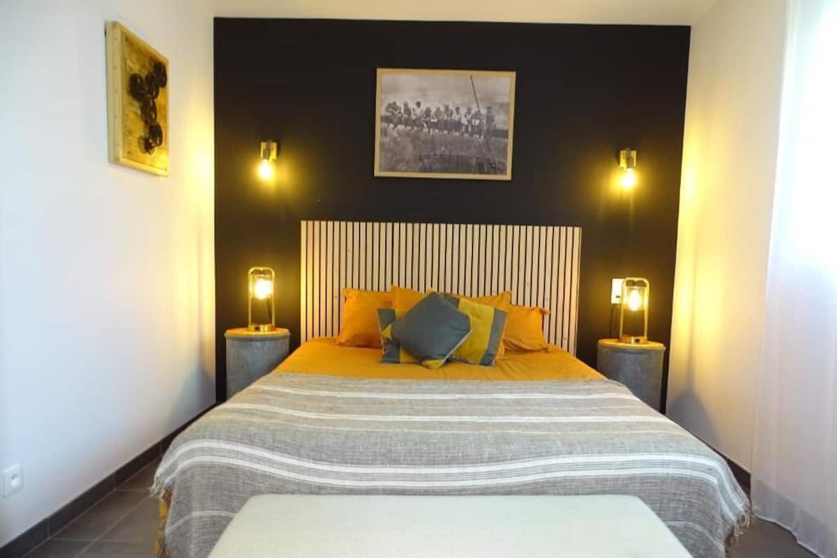 Deluxe studio, uitzicht op zwembad | Verduisterende gordijnen, geluiddichte muren