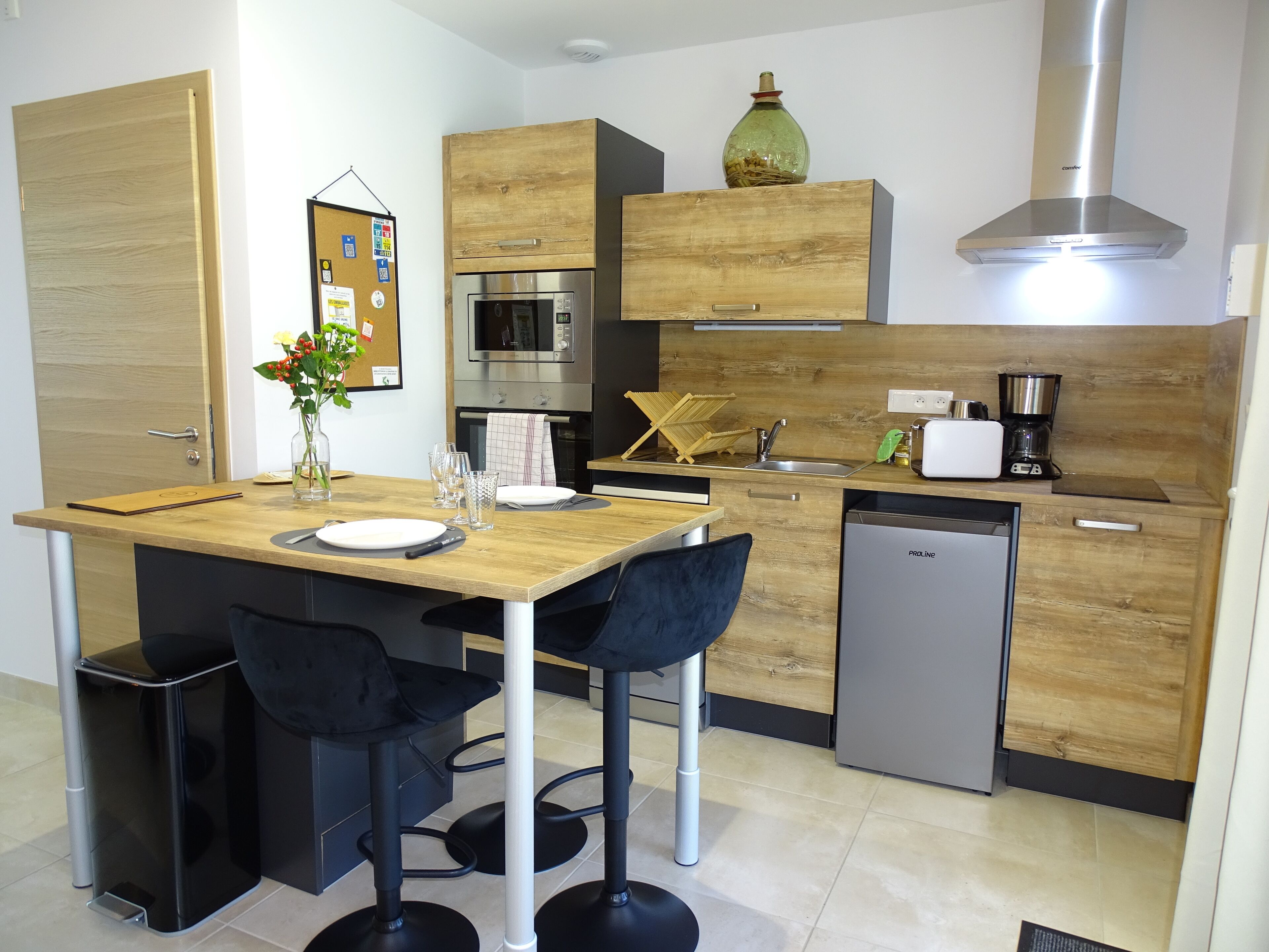 Deluxe Studio, Pool View | Private kitchen