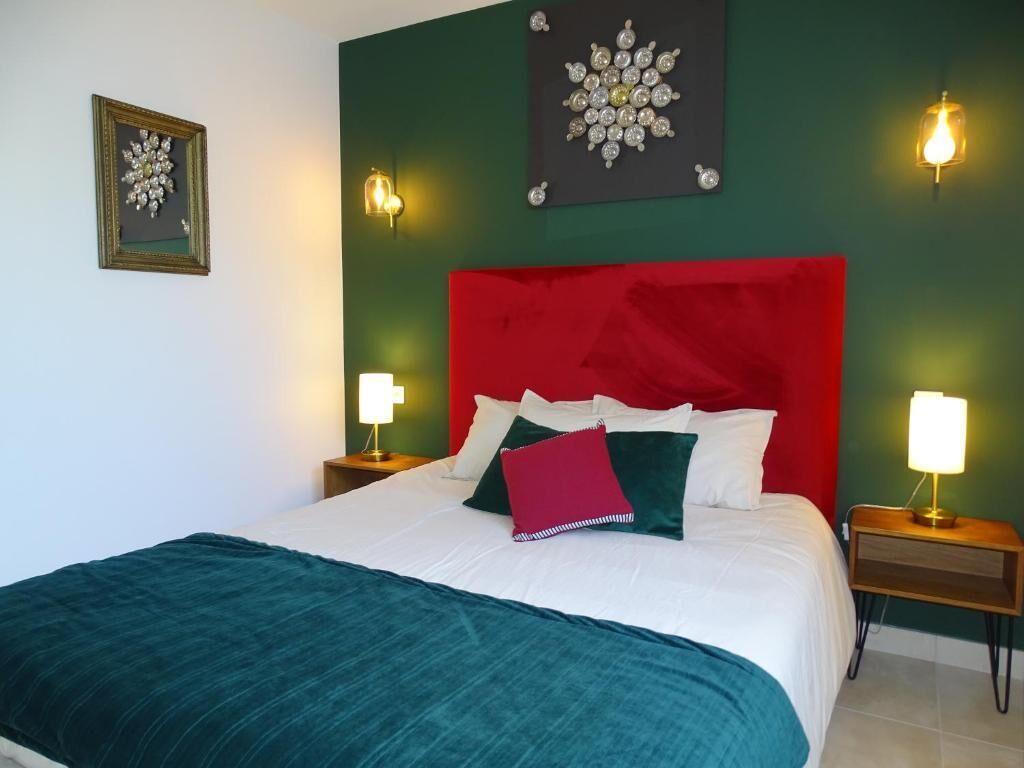 Deluxe studio, uitzicht op zwembad | Verduisterende gordijnen, geluiddichte muren