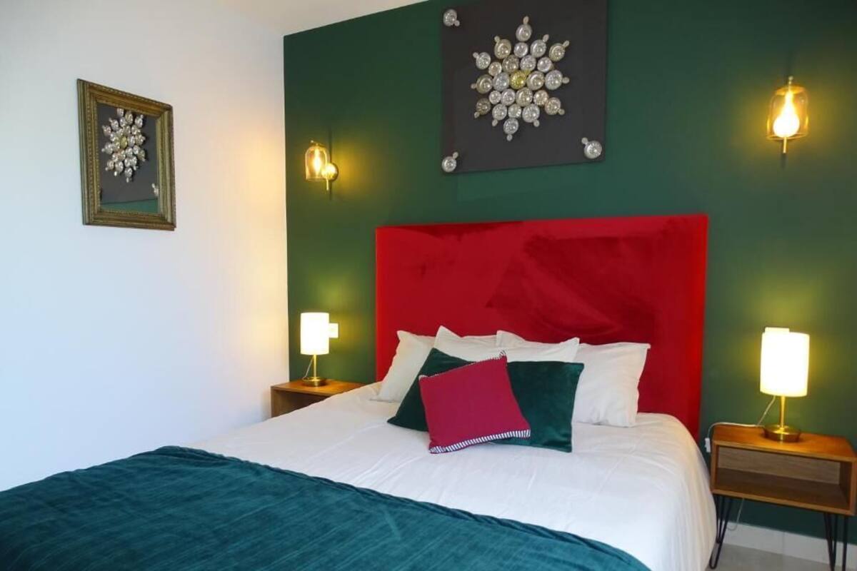 Deluxe studio, uitzicht op zwembad | Verduisterende gordijnen, geluiddichte muren