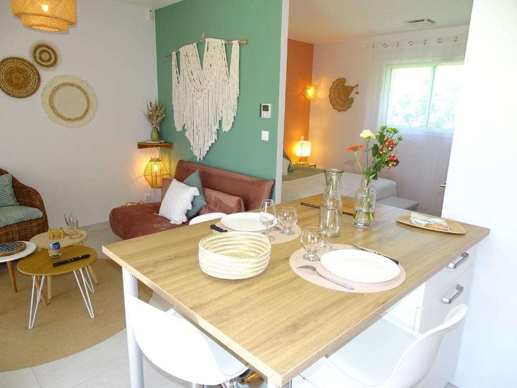 Deluxe Studio, Pool View | Interior