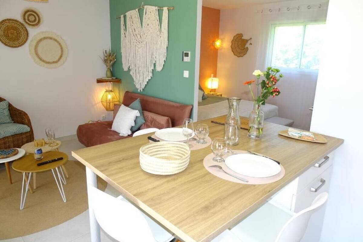 Deluxe Studio, Pool View | Interior