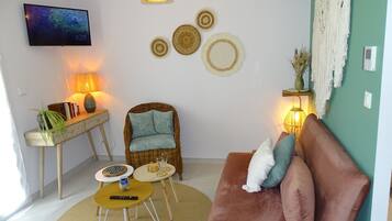 Deluxe Studio, Pool View | Living area