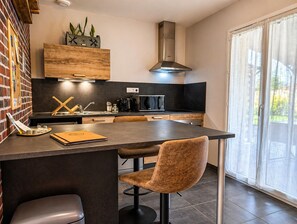 Deluxe Studio, Garden View | Dapur peribadi | Peti sejuk, ketuhar gelombang mikro, ketuhar, dapur 