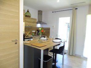 Studio Deluxe, vue piscine | Cuisine privée