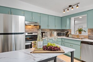 Microwave, oven, stovetop, dishwasher - Summer Beach Retreat, Private Pool & Hot Tub, Near Pier 60 Sunset Festival (Largo)