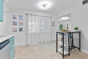 Mikrovågsugn, ugn, spishäll och diskmaskin