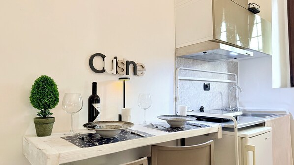 Fridge, microwave, stovetop, cookware/dishes/utensils