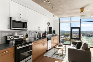 Kühlschrank, Mikrowelle, Ofen, Herdplatte