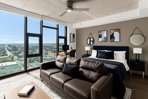 Schreibtisch, Bügeleisen/Bügelbrett, Reisekinderbett, WLAN