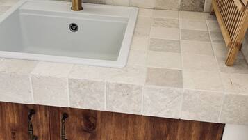 Douche, sĂšche-cheveux, serviettes fournies, savon