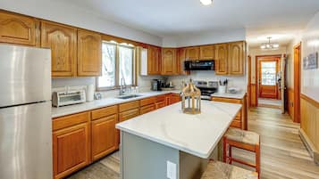 Kjøleskap, mikrobølgeovn, kokeplater og oppvaskmaskin