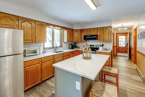 Jääkaappi, mikroaaltouuni, liesi, astianpesukone