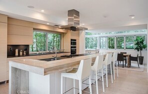 Private kitchen - Lovely 4-bedroom house with AC in peaceful Manhattan Beach (Manhattan Beach)